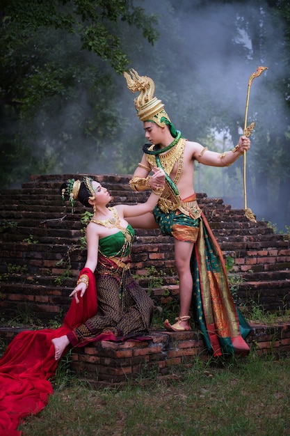 Mann und Frau, die typisches thailändisches Kleid tragen