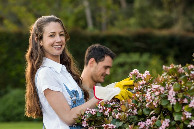 Mann und Frau, die zusammen im Garten im Garten arbeiten