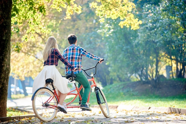 Mann und Frau, die zusammen Tandem-Doppelrad fahren