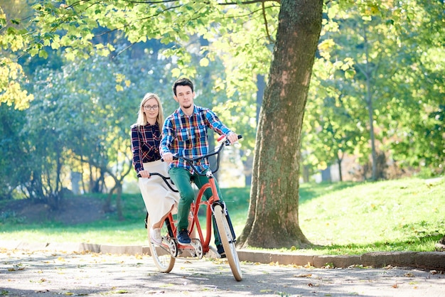 Mann und Frau, die zusammen Tandem-Doppelrad fahren