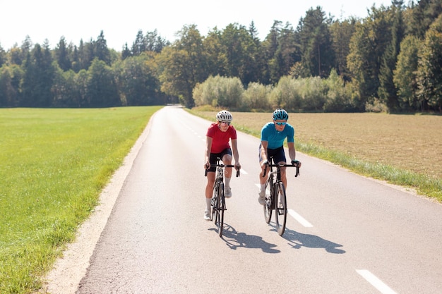 Mann und Frau fahren während einer Fahrt Fahrrad