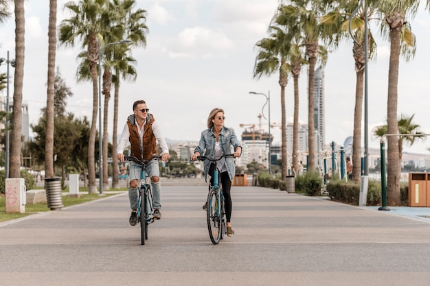 Foto mann und frau fahren zusammen fahrrad