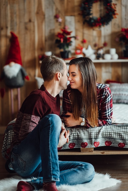 Mann und Frau feiern gemeinsam Weihnachten in einer warmen Atmosphäre zu Hause