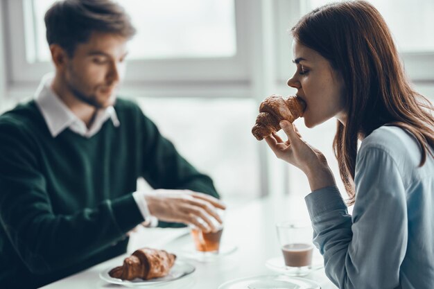 Foto mann und frau frühstücken zu hause