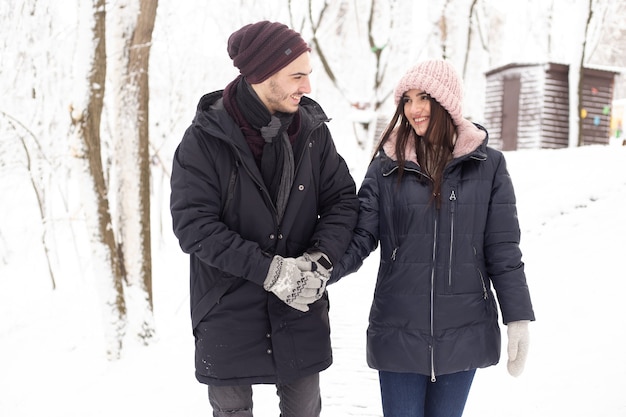 Mann und Frau genießen Winter und Schnee im Park