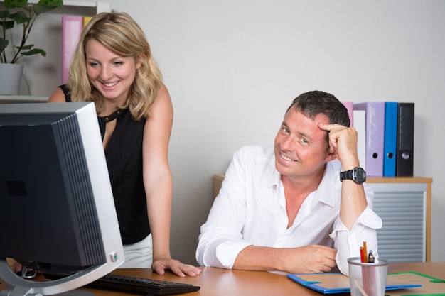 Mann und Frau im Büro