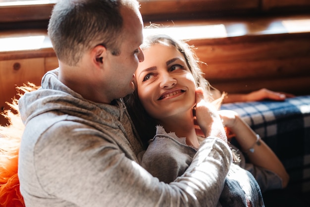 Mann und Frau im Haus, entspannend