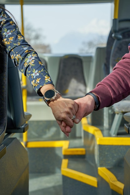 mann und frau in den stadtbus nehmen sich die hände