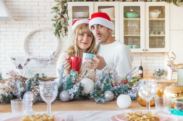 Mann und Frau in der Küche Weihnachtsfoto