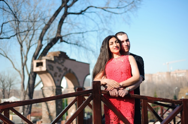 Mann und Frau in der Liebe, die im Park aufwirft