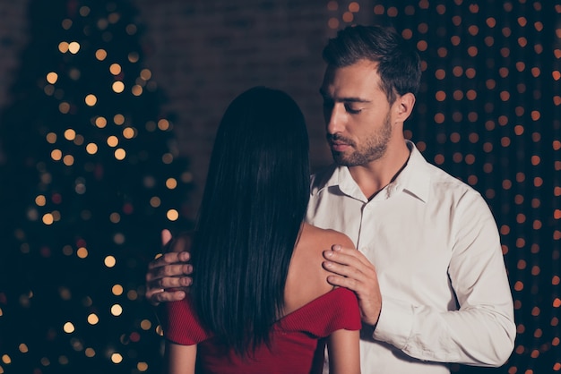 Mann und Frau in eleganten Kleidern