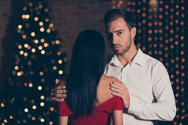 Mann und Frau in eleganten Kleidern