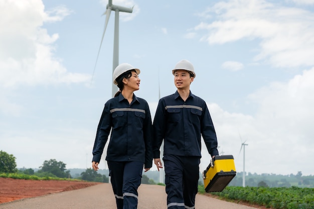 Mann und Frau Inspektionsingenieure bereiten den Windpark vor und überprüfen ihn