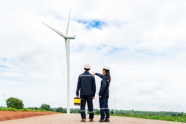 Mann und Frau Inspektionsingenieure bereiten den Windpark vor und überprüfen ihn