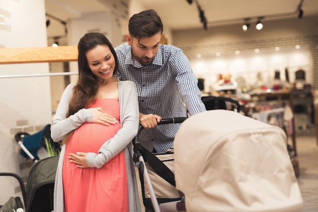 Mann und Frau kamen, um Krippe für Baby zu kaufen.