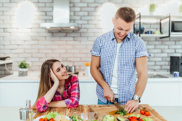 Mann und frau koch kochen bratpfannengemüse vegan vegetarisch essen, sonnige tagesliebe