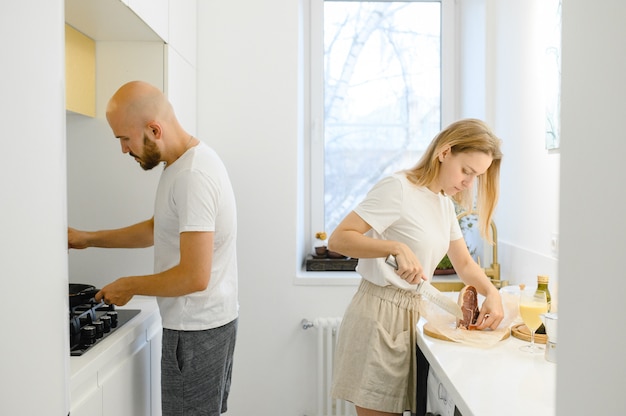 Mann und Frau kochen in der Küche