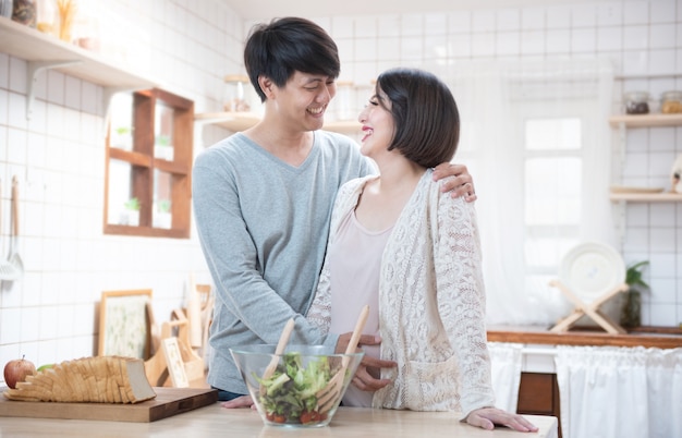 Mann und Frau kochen in der Küche