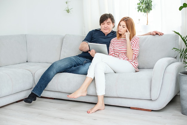 Mann und Frau kommunizieren per Videolink