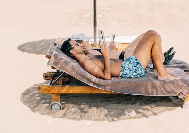 Foto mann und frau liegen am strand