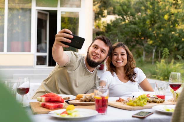 Foto mann und frau machen selfie mittlerer aufnahme