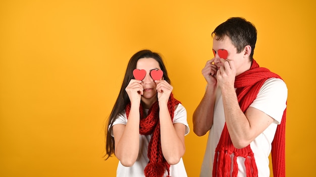 Mann und Frau mit Herzen in den Augen