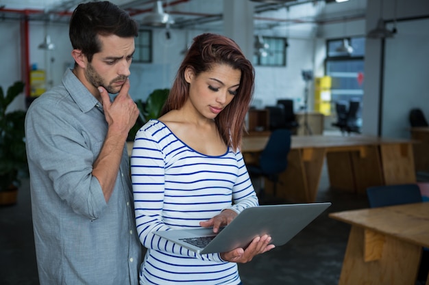 Mann und Frau mit Laptop