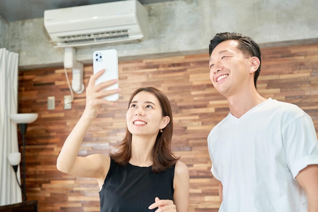 Mann und Frau mit Smartphone