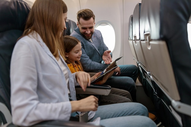 Mann und Frau reisen mit Tochter im Flugzeug