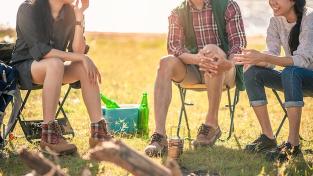 Mann und Frau sitzen auf Stühlen im Lager.