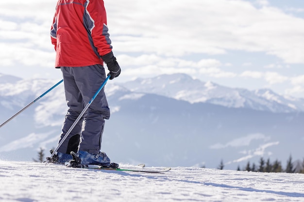 Mann und Frau Skifahren und Snowboarden im Skigebiet Berge