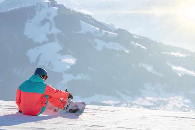 Mann und Frau Skifahren und Snowboarden im Skigebiet Berge