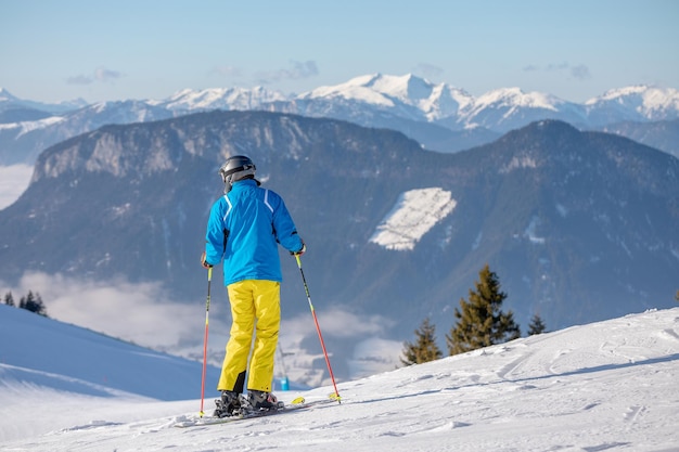 Mann und Frau Skifahren und Snowboarden im Skigebiet Berge