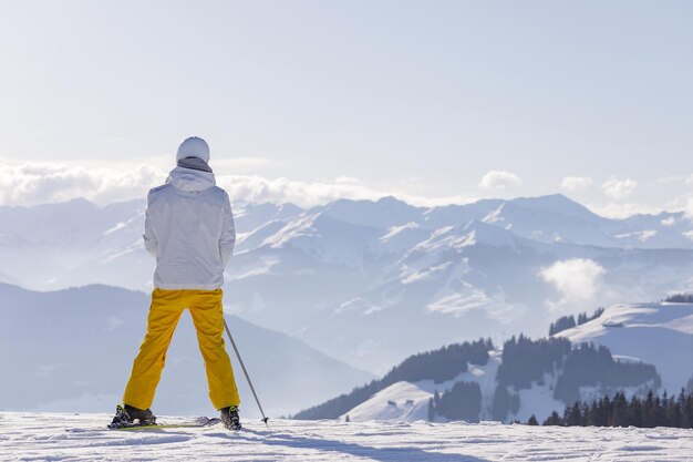 Mann und Frau Skifahren und Snowboarden in den Bergen Ski Reso