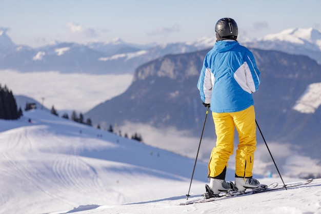 Mann und Frau Skifahren und Snowboarden in den Bergen Ski Reso