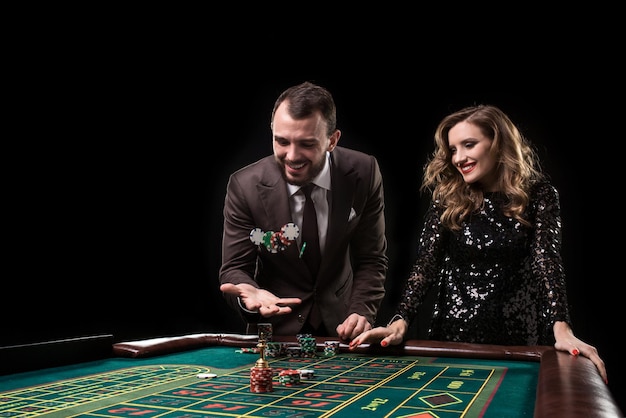 Mann und Frau spielen am Roulette-Tisch im Casino