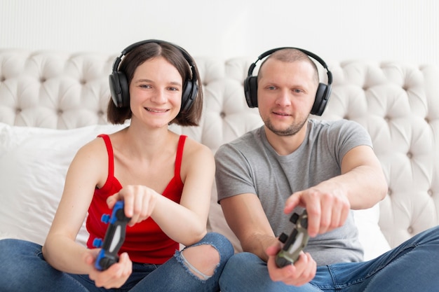 Mann und Frau spielen Videospiele