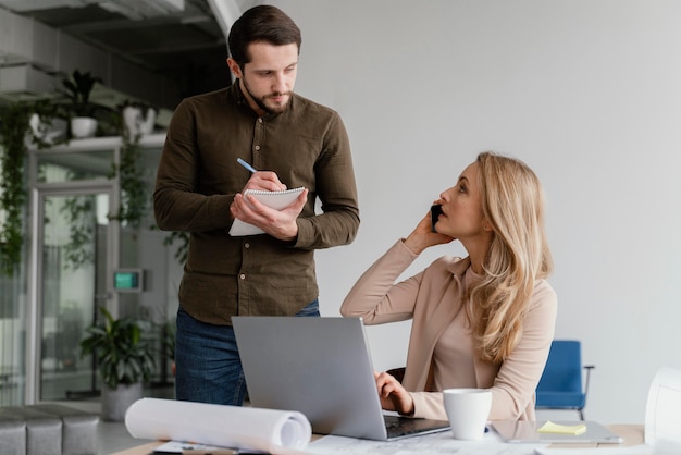 Foto mann und frau sprechen in einem meeting über ein projekt