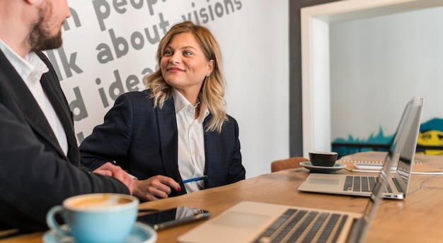 Foto mann und frau sprechen über ein projekt