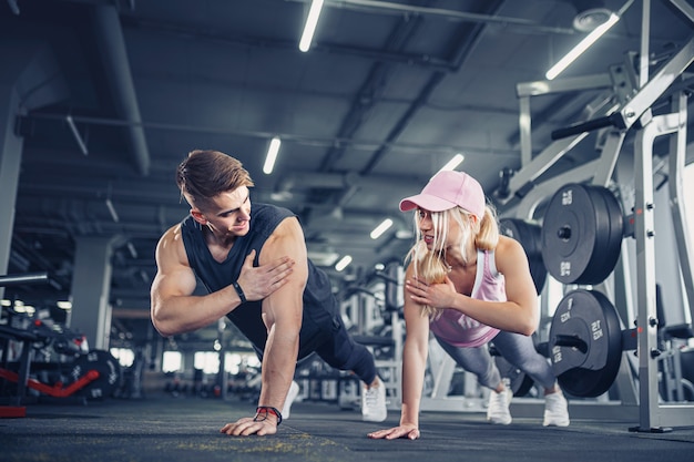 Mann und Frau stärken beim Fitnesstraining die Hände