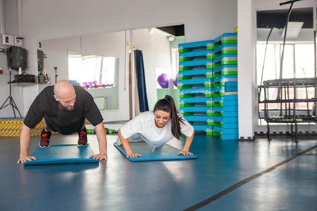 Mann und Frau stärken ihre Hände beim Fitnesstraining