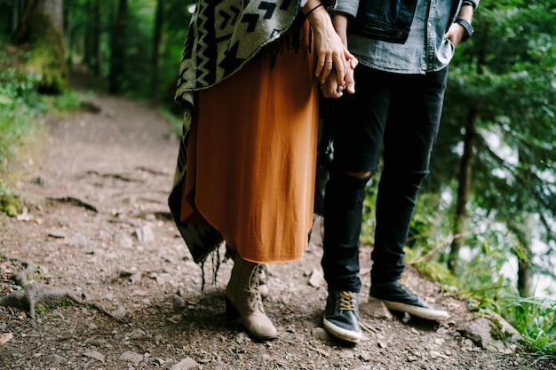 Mann und Frau stehen auf einem Pfad in der Waldnahaufnahme