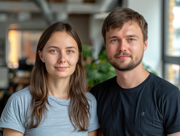 Mann und Frau stehen zusammen