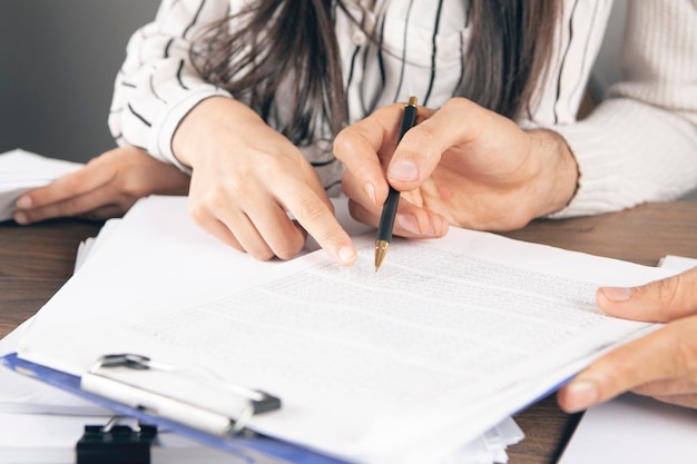 Mann und Frau studieren Papiere