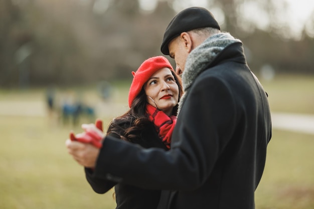 Mann und Frau tanzen im Freien