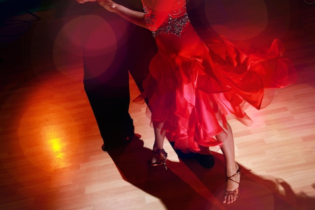 Mann und Frau tanzen Salsa im Hintergrund