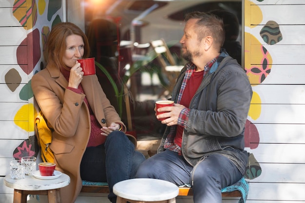 Mann und Frau trinken Kaffee in einem Café