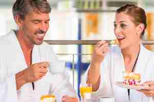 Foto mann und frau trinken kaffee en therme oder bad