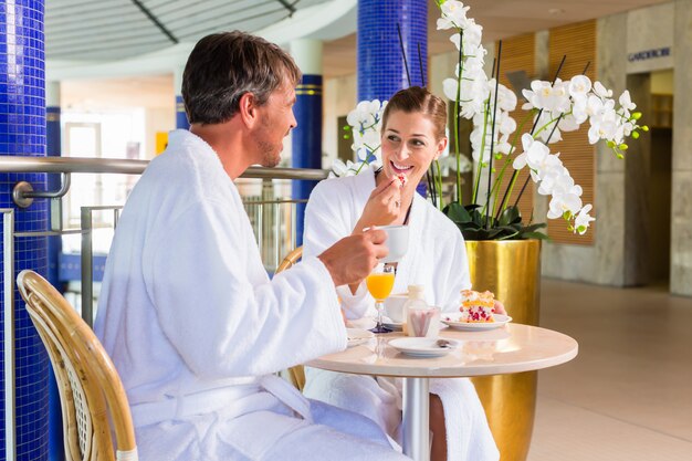 Mann und Frau trinken Kaffee en Therme oder Bad