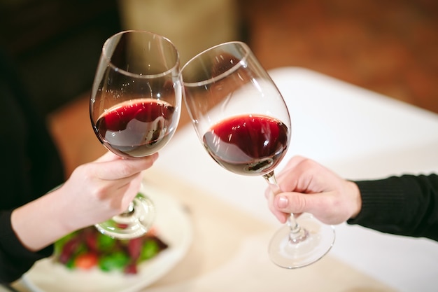 Mann und Frau trinken Rotwein.